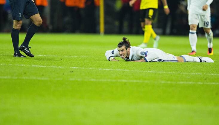 Dortmund, 27.09.2016, Signal-Iduna-Park Gareth Bale (Real) liegt auf dem Rasen Borussia Dortmund - Real Madrid