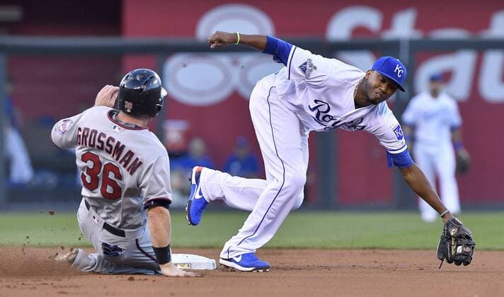 September 27, 2016 - Kansas City, MO, USA - Kansas City Royals shortstop Alcides Escobar chases down the throw as the Minnesota Twins Robbie Grossman steals second in the first inning on Tuesday, Sept. 27, 2016, Kauffman Stadium in Kansas City, Mo. Minnesota at Kansas City - ZUMAm67_