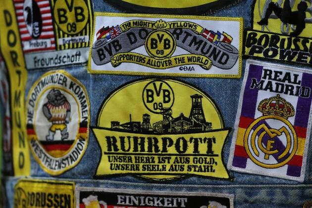 Dortmund, Deutschland, UEFA - CL , Spieltag 2 , International, Borussia Dortmund - Real Madrid 2-2 am 27. 09 .2016 im Signal Iduna Park in Dortmund Ein Aufnäher von Real Madrid re.- inmitten von Aufnähern von Borussia Dortmund und dem Ruhrgebiet auf der Kutte eines Fan.