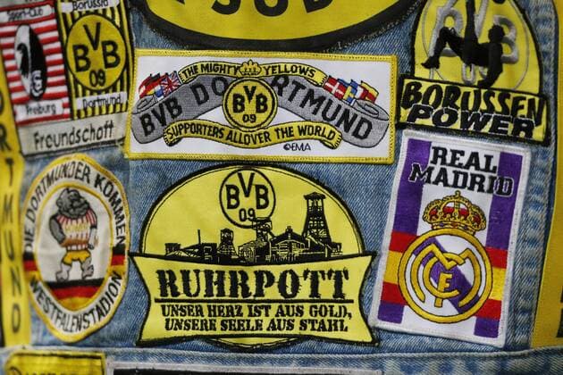 Dortmund, Deutschland, UEFA - CL , Spieltag 2 , International, Borussia Dortmund - Real Madrid 2-2 am 27. 09 .2016 im Signal Iduna Park in Dortmund Ein Aufnäher von Real Madrid re.- inmitten von Aufnähern von Borussia Dortmund und dem Ruhrgebiet auf der Kutte eines Fan.