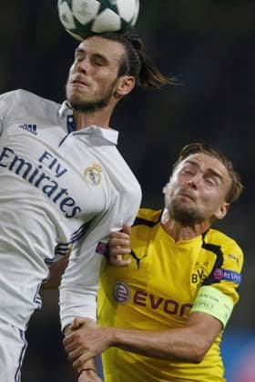 Dortmund, Deutschland, UEFA - CL , Spieltag 2 , International, Borussia Dortmund - Real Madrid 2-2 am 27. 09 .2016 im Signal Iduna Park in Dortmund Gareth BALE (RM) li.- beim Kopfballduell mit Marcel SCHMELZER (BVB) re.-