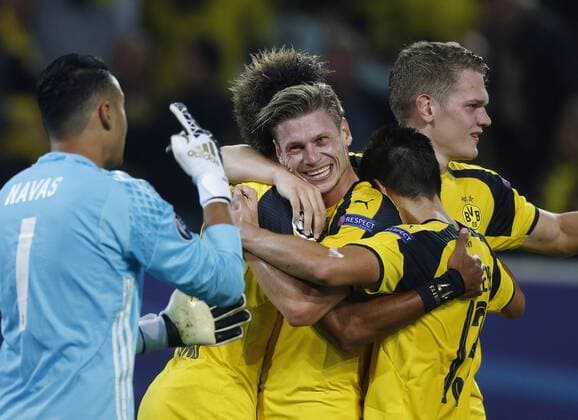 Dortmund, Deutschland, UEFA - CL , Spieltag 2 , International, Borussia Dortmund - Real Madrid 2-2 am 27. 09 .2016 im Signal Iduna Park in Dortmund Pierre-Emerick AUBAMEYANG (BVB) 2.v.li.-freut sich nach seinem Treffer zum 1-1 mit Lukasz PISZCZEK (BVB) 3.v.li.- und Matthias GINTER (BVB) re.-