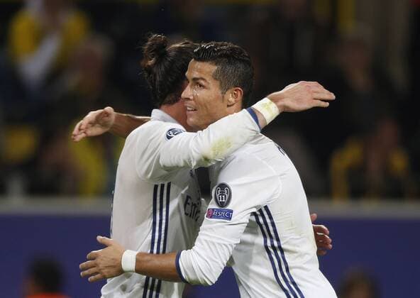 Dortmund, Deutschland, UEFA - CL , Spieltag 2 , International, Borussia Dortmund - Real Madrid 2-2 am 27. 09 .2016 im Signal Iduna Park in Dortmund Gareth BALE (RM) li.- gratuliert Cristiano RONALDO (RM) re.-