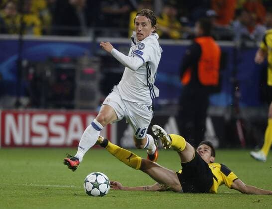 Dortmund, Deutschland, UEFA - CL , Spieltag 2 , International, Borussia Dortmund - Real Madrid 2-2 am 27. 09 .2016 im Signal Iduna Park in Dortmund Raphael GUERREIRO re.- hat Luka MODRIC (RM) li.- mit seinem Foul zu Fall gebracht