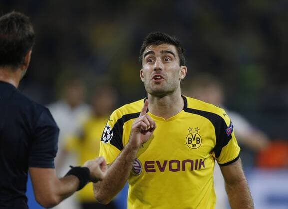 Dortmund, Deutschland, UEFA - CL , Spieltag 2 , International, Borussia Dortmund - Real Madrid 2-2 am 27. 09 .2016 im Signal Iduna Park in Dortmund Sokratis (BVB) re.- beteuert seine Unschuld