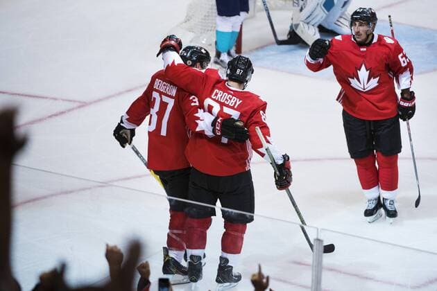 Kanadas Patrice Bergeron, Sidney Crosby, Brad Marchand 3-1-malet - Toronto - Eishockey, World Cup of Hockey, Nationalteam Länderspiel, Finale, Kanada vs. Europa.  Copyright: JOELxMARKLUND BB160927JM026