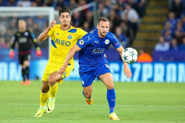 Daniel Drinkwater (Leicester), Andre Silva (Porto), SEPTEMBER 27, 2016 - Football Soccer : Daniel Drinkwater of Leicester City and Andre Silva of FC Porto during the UEFA Champions League Group Stage match between Leicester City and FC Porto at King Power Stadium in Leicester, England. Noxthirdxpartyxsales  (mdga012027)