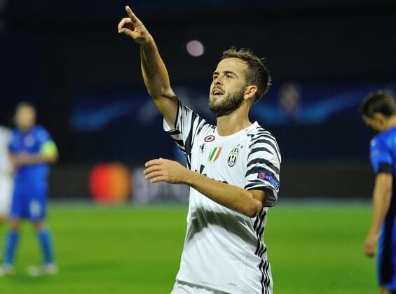 (160928) -- ZAGREB, Sept. 27, 2016 -- Miralem Pjanic of Juventus celebtrates after scoring in the UEFA Champions League Group H match between Dinamo Zagreb and Juventus in Zagreb, Croatia, Sept. 27, 2016. Juventus FC won 4-0. ) (SP)CROATIA-ZAGREB-UEFA CHAMPIONS LEAGUE MisoxLisanin 