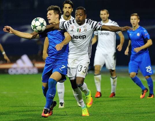 (160928) -- ZAGREB, Sept. 27, 2016 -- Patrice Evra of Juventus (R, front) vies with Mario Situm (L, front) during the UEFA Champions League Group H match between Dinamo Zagreb and Juventus in Zagreb, Croatia, Sept. 27, 2016. Juventus FC won 4-0. ) (SP)CROATIA-ZAGREB-UEFA CHAMPIONS LEAGUE MisoxLisanin 