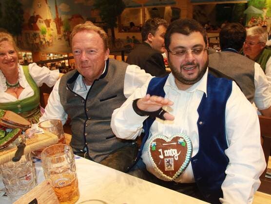 TSV 1860 München besucht das Oktoberfest 1860-Investor Hasan Abdullah Mohamed Ismaik mit Präsident Peter Cassalette und Wiesnherzl um den Hals Fussball TSV 1860 München Wiesn-Besuch 2. BL 27.09.2016