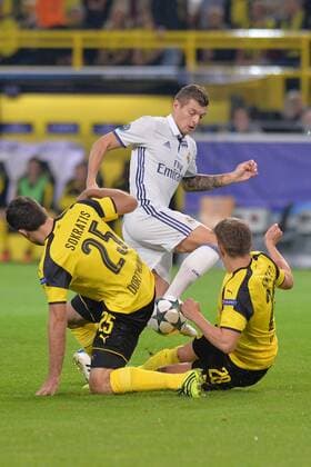 Fußball Champions League Gruppenphase 2. Spieltag Borussia Dortmund - Real Madrid am 27.09.2016 im Signal Iduna Park in Dortmund Toni Kroos ( Madrid ), hinten - Sokratis Papastathopoulos ( Dortmund ), links - Matthias Ginter ( Dortmund ), rechts xJKx
