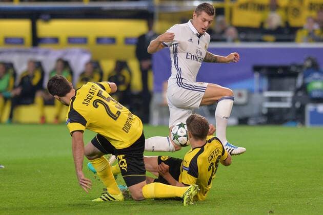 Fußball Champions League Gruppenphase 2. Spieltag Borussia Dortmund - Real Madrid am 27.09.2016 im Signal Iduna Park in Dortmund Toni Kroos ( Madrid ), hinten - Sokratis Papastathopoulos ( Dortmund ), links - Matthias Ginter ( Dortmund ), rechts xJKx