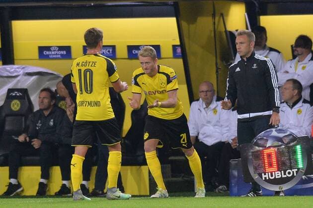 Fußball Champions League Gruppenphase 2. Spieltag Borussia Dortmund - Real Madrid am 27.09.2016 im Signal Iduna Park in Dortmund Mario Götze ( Dortmund ), links wird für Andre Schürrle ( Dortmund ), rechts ausgewechselt xJKx