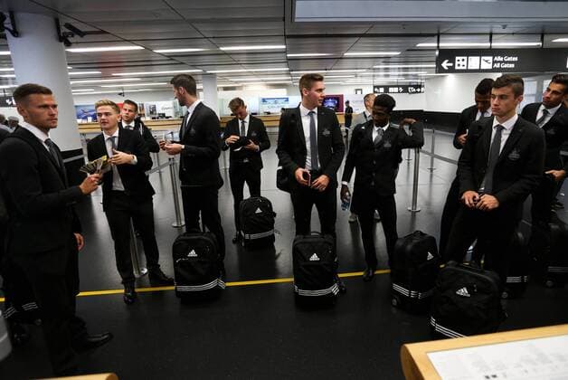 SOCCER - UEFA EL, Bilbao vs Rapid SCHWECHAT,AUSTRIA,28.SEP.16 - SOCCER - UEFA Europa League, group stage, Athletic Club Bilbao vs SK Rapid Wien, preview, departure of Rapid at the airport Vienna-Schwechat. Image shows players of Rapid. Keywords: Wien Energie. GEPAxpictures xPhilippxBrem