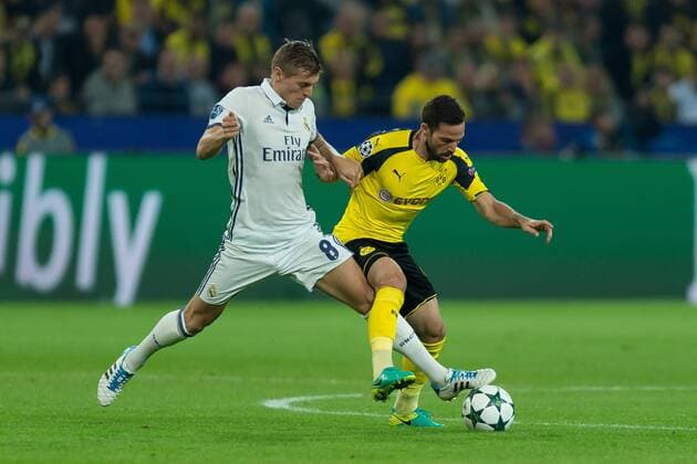 Dortmund, Germany 27.09.2016, UEFA Champions League - 2016 17 Season, Group F - Matchday 2, BV Borussia Dortmund - Real Madrid, 2:2, Toni Kroos (Real Madrid) gegen Gonzalo Castro (BVB) ( DeFodi001