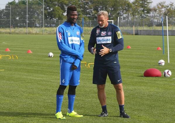 SOCCER - UEFA EL, A.Wien vs Plzen STEINBRUNN,AUSTRIA,28.SEP.16 - SOCCER - UEFA Europa League, group stage, FK Austria Wien vs FC Viktoria Plzen, preview, training of A.Wien. Image shows Abdul Kadiri Mohammed and head coach Thorsten Fink (A.Wien). GEPAxpictures xChristianxOrt