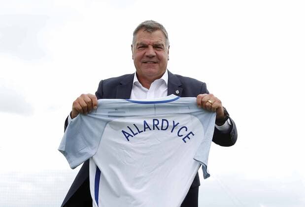 Britain Football Soccer - England - Sam Allardyce press conference PK Pressekonferenz - Hilton Hotel, St. George’s Park, Burton upon Trent, Staffordshire - 25 7 16 England manager Sam Allardyce poses after the press conference FOOTBALL : Sam Allardyce - Affaire de Corruption - Retro - 27 09 2016 ActionImages Panoramic  UKZmwL