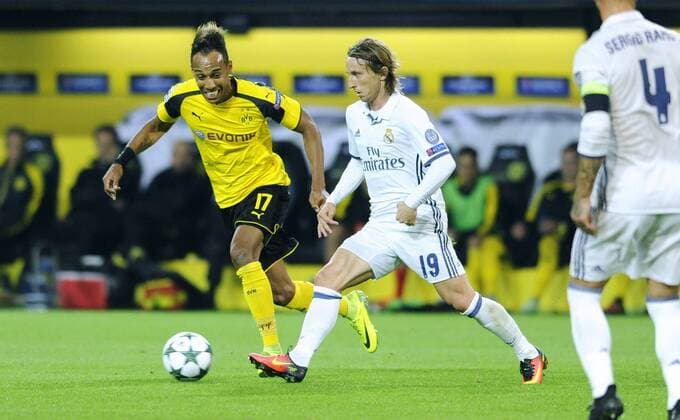 Fussball, UEFA Champions League, Herren, Saison 2016 2017, Gruppe F, 2. Spieltag, Signal Iduna Park Dortmund, Bor. Dortmund (gelb) - Real Madrid (weiss) 2:2; Pierre-Emerick Aubameyang (BVB), Luka Modric (Real Madrid), Aktion.