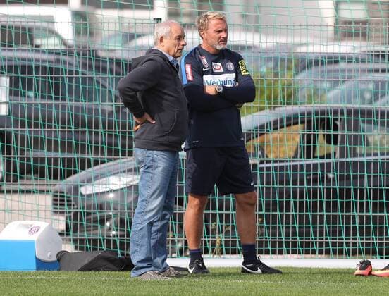 SOCCER - UEFA EL, A.Wien vs Plzen STEINBRUNN,AUSTRIA,28.SEP.16 - SOCCER - UEFA Europa League, group stage, FK Austria Wien vs FC Viktoria Plzen, preview, training of A.Wien. Image shows Gerhard Hitzel and head coach Thorsten Fink (A.Wien). GEPAxpictures xChristianxOrt