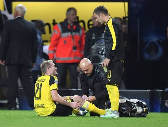 27.09.2016, Fussball UEFA Champions League 2016 17, Vorrunde, 2. Spieltag, Borussia Dortmund - Real Madrid 2:2, Andre Schuerrle, Andre Schürrle (Borussia Dortmund), li., wird direkt nach Abpfiff von Physiotherapeut Thomas Zetzmann (Borussia Dortmund) behandelt, rechts Mario Goetze, Mario Götze (Borussia Dortmund)