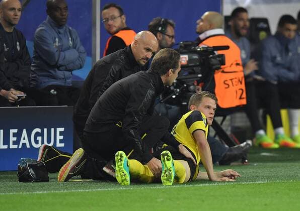27.09.2016, Fussball UEFA Champions League 2016 17, Vorrunde, 2. Spieltag, Borussia Dortmund - Real Madrid 2:2, Matthias Ginter (Borussia Dortmund) wird von Mannschaftsarzt Dr. Markus Braun (Borussia Dortmund) und Physiotherapeut Thomas Zetzmann (Borussia Dortmund) behandelt