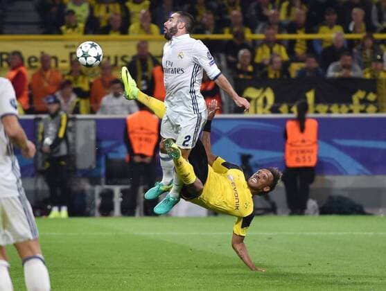27.09.2016, Fussball UEFA Champions League 2016 17, Vorrunde, 2. Spieltag, Borussia Dortmund - Real Madrid 2:2, Aktion unmittelbar vor dem 2:2 Ausgleichstor, Pierre-Emerick Aubameyang, Pierre Emerick Aubameyang (Borussia Dortmund), re., gegen Daniel Carvajal (Real Madrid)