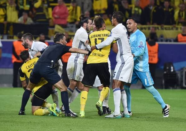 27.09.2016, Fussball UEFA Champions League 2016 17, Vorrunde, 2. Spieltag, Borussia Dortmund - Real Madrid 2:2, Spielertumult, v.li., Gonzalo Castro (Borussia Dortmund), Daniel Carvajal (Real Madrid), Schiedsrichter Mark Clattenburg, Gareth Bale (Real Madrid), Pierre-Emerick Aubameyang, Pierre Emerick Aubameyang (Borussia Dortmund), Raphael Varane (Real Madrid), Torwart Keylor Navas (Real Madrid)