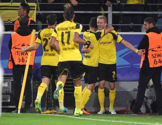 27.09.2016, Fussball UEFA Champions League 2016 17, Vorrunde, 2. Spieltag, Borussia Dortmund - Real Madrid 2:2, Jubel Andre Schuerrle, Andre Schürrle (Borussia Dortmund), re., und Christian Pulisic (Borussia Dortmund), Pierre-Emerick Aubameyang, Pierre Emerick Aubameyang (Borussia Dortmund), Gonzalo Castro (Borussia Dortmund), v.re.