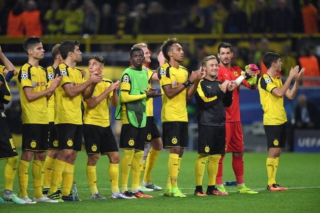 27.09.2016, Fussball UEFA Champions League 2016 17, Vorrunde, 2. Spieltag, Borussia Dortmund - Real Madrid 2:2, Dortmunds Spieler feiern mit den Fans das Unentschieden