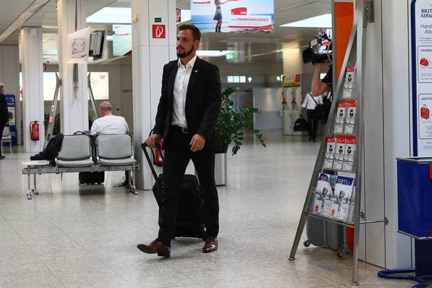 SOCCER - UEFA EL, Schalke vs RBS SALZBURG,AUSTRIA,28.SEP.16 - SOCCER - UEFA Europa League, group stage, FC Schalke 04 vs Red Bull Salzburg, preview, departure of RBS at the airport Salzburg W. A. Mozart. Image shows Andreas Ulmer (RBS). GEPAxpictures xFelixxRoittner