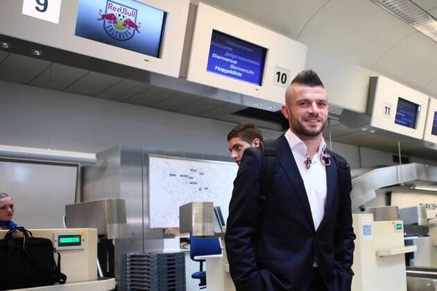 SOCCER - UEFA EL, Schalke vs RBS SALZBURG,AUSTRIA,28.SEP.16 - SOCCER - UEFA Europa League, group stage, FC Schalke 04 vs Red Bull Salzburg, preview, departure of RBS at the airport Salzburg W. A. Mozart. Image shows Valon Berisha (RBS). GEPAxpictures xFelixxRoittner
