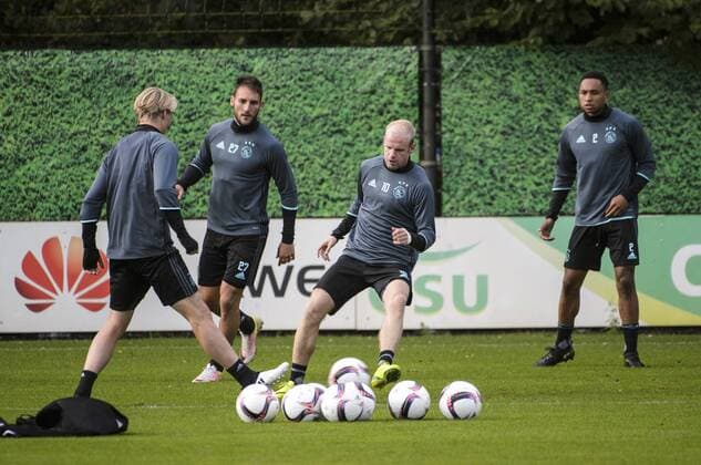 Ajax s Davy Klaassen (C) pictured during a training session of Dutch soccer team Ajax Amsterdam in Amsterdam, The Netherlands, Wednesday 28 September 2016. Tomorrow Ajax is playing the second game of the group stage of the Europa League competition against Belgian club Standard de Liege . NICOLASxLAMBERT  x04942635x