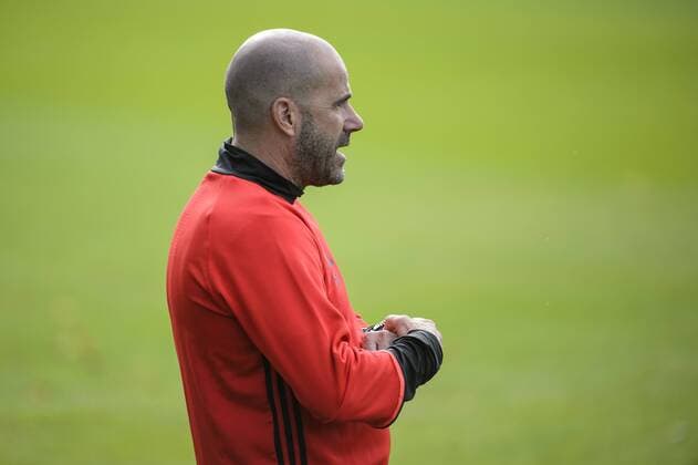 Ajax s head coach Peter Bosz pictured during a training session of Dutch soccer team Ajax Amsterdam in Amsterdam, The Netherlands, Wednesday 28 September 2016. Tomorrow Ajax is playing the second game of the group stage of the Europa League competition against Belgian club Standard de Liege . NICOLASxLAMBERT  x04942629x
