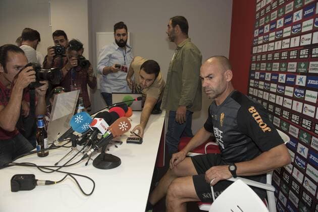 Granada s now former coach Paco Jemez arrives for a press conference PK Pressekonferenz in Ciudad Deportiva del Granada CF, in Granada, Spain, 28 September 2016, after been removed from the team just one month since his first game in charge of the Spanish club. Granada has managed just two points from their opening six matches of the season. PACO JEMEZ OUT OF GRANADA FC DUE TO BAD RESULTS !ACHTUNG: NUR REDAKTIONELLE NUTZUNG!  GRA254 20160928-636106806179731224