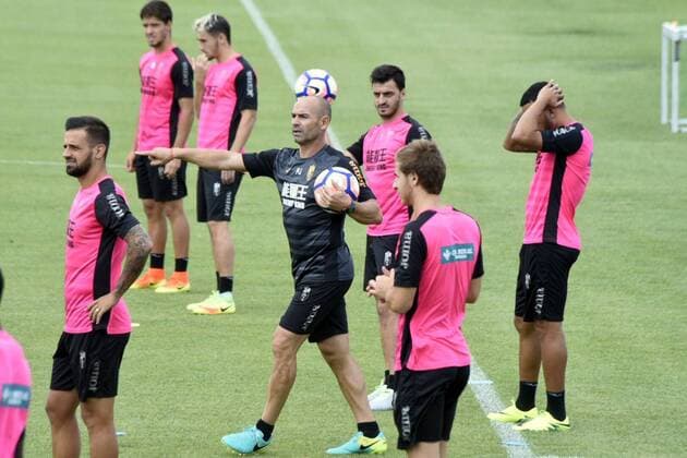 Granada s now former coach Paco Jemez (C) gives instructions to his players during his last training session in Ciudad Deportiva del Granada CF, in Granada, Spain, 28 September 2016, after been removed from the team just one month since his first game in charge of the Spanish club. Granada has managed just two points from their opening six matches of the season. PACO JEMEZ OUT OF GRANADA FC DUE TO BAD RESULTS !ACHTUNG: NUR REDAKTIONELLE NUTZUNG!  GRA254 20160928-636106806814035390