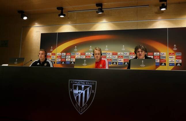 SOCCER - UEFA EL, Bilbao vs Rapid BILBAO,SPAIN,28.SEP.16 - SOCCER - UEFA Europa League, group stage, Athletic Club Bilbao vs SK Rapid Wien, preview, press conference PK Pressekonferenz of Rapid. Image shows Christopher Dibon (Rapid), head coach Mike Bueskens (Rapid) and press officer Peter Klinglmueller (Rapid). Keywords: Wien Energie. GEPAxpictures xPhilippxBrem