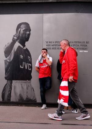 28.09.2016. Emirates Stadium, London, England. UEFA Champions League Football. Arsenal versus FC Basel. Arsenal fans gather outside The Emirates Stadium before the match xMarkxKertonx  ActionPlus11794115