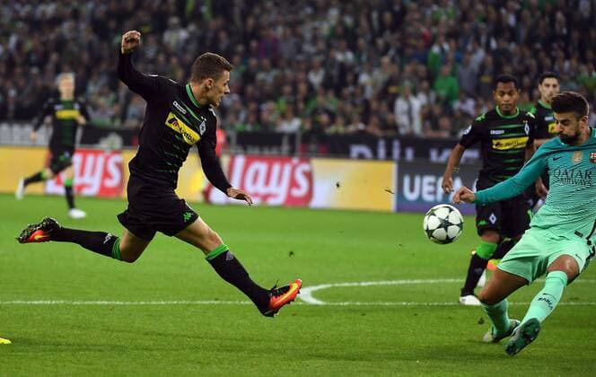 28.09.2016, xjhx, Fussball UEFA Europa League, Borussia Moenchengladbach - FC Barcelona Barca emspor , v.l. Thorgan Hazard (Borussia Mönchengladbach), Gerard Pique (FC Barcelona) Moenchengladbach