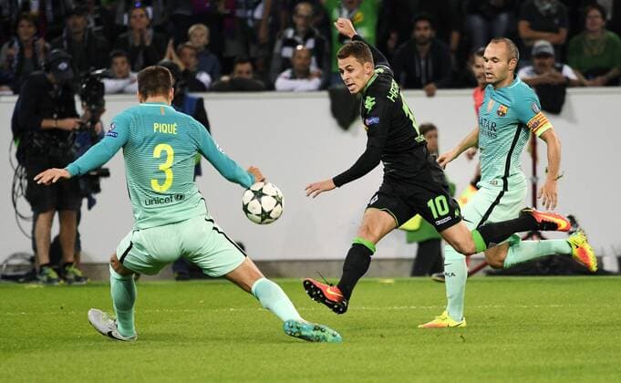 Borussia Park Mönchengladbach 28.9.2016, UEFA Champions League Saison 2016 17 2. Spieltag, Borussia Mönchengladbach (Moenchengladbach, Gladbach) vs FC Barcelona Barca --- Handspiel oder nicht? : hat Gerard Pique (Barcelona) den Ball nach Thorgan Hazard (Gladbach) Schuss mit der Hand berührt?