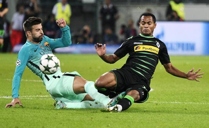 Borussia Park Mönchengladbach 28.9.2016, UEFA Champions League Saison 2016 17 2. Spieltag, Borussia Mönchengladbach (Moenchengladbach, Gladbach) vs FC Barcelona Barca --- Gerard Pique (Barcelona) , Raffael (Gladbach)