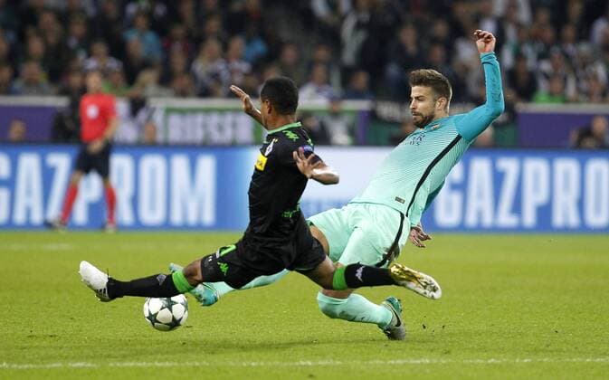 Gerard Pique FC Barcelona Barca (R) challenges Raffael (Bor. Moenchengladbach) during the Championsleague between Borussia Moenchengladbach and FC Barcelona, Borussiapark in Moenchengladbach on September 28., 2016. Borussia Mönchengladbach vs. FC Barcelona in der Champions League der Saison 2015 2016 am 28. September 2016.