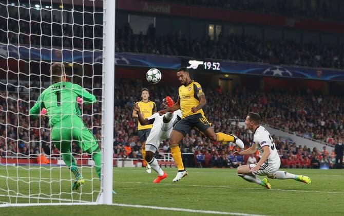 Arsenal s Theo Walcott scoring his sides opening goal during the Champions League group A match at the Emirates Stadium, London. Picture date September 28th, 2016 Pic David Klein Sportimage EDITORIAL USE ONLY. No use with unauthorised audio, video, data, fixture lists, club league logos or live services. Online in-match use limited to 120 images, no video emulation. No use in betting, games or single club league player publications.