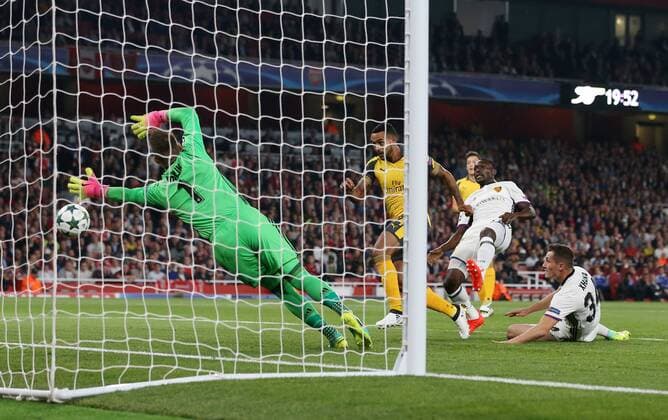 Arsenal s Theo Walcott scoring his sides opening goal during the Champions League group A match at the Emirates Stadium, London. Picture date September 28th, 2016 Pic David Klein Sportimage EDITORIAL USE ONLY. No use with unauthorised audio, video, data, fixture lists, club league logos or live services. Online in-match use limited to 120 images, no video emulation. No use in betting, games or single club league player publications.