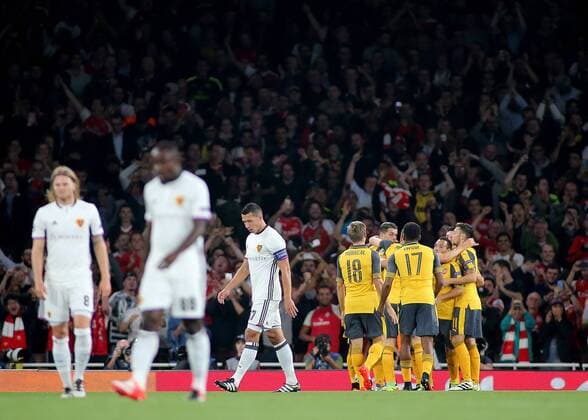 28.09.2016. Emirates Stadium, London, England. UEFA Champions League Football. Arsenal versus FC Basel. Arsenal players surround Arsenal Forward Theo Walcott after he makes it 1-0 xMarkxKertonx  ActionPlus11794131