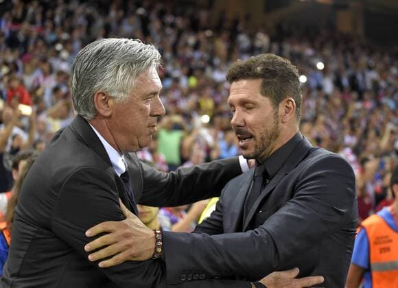 28.09.2016, Fussball Champions-League 2016 2017, Vorrunde 2.Spieltag, Atletico Madrid - FC Bayern München, im Estadio Vicente Calderon, Madrid. v.li: Trainer Carlo Ancelotti (FC Bayern München) und Trainer Diego Simeone (Atletico Madrid) shakehands vor dem Spiel. 