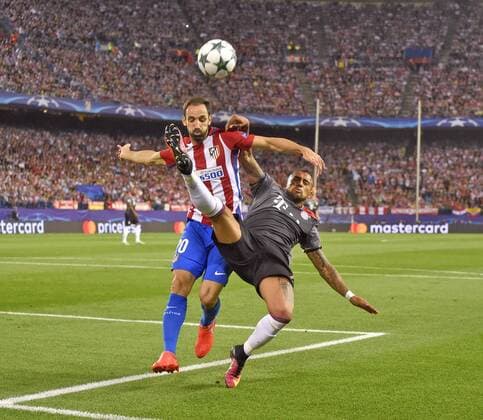 28.09.2016, Fussball Champions-League 2016 2017, Vorrunde 2.Spieltag, Atletico Madrid - FC Bayern München, im Estadio Vicente Calderon, Madrid. v.li: Juanfran (Atletico Madrid) gegen Arturo Vidal (FC Bayern München). 