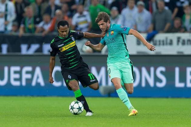 Moenchengladbach, Germany 28.09.2016, UEFA Champions League - 2016 17 Season, Group C - Matchday 2, Borussia Moenchengladbach - FC Barcelona Barca Raffael (Moenchengladbach) gegen Sergi Roberto (Barcelona) ( DeFodi001