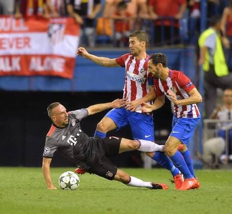 28.09.2016, Fussball Champions-League 2016 2017, Vorrunde 2.Spieltag, Atletico Madrid - FC Bayern München, im Estadio Vicente Calderon, Madrid. v.li: Franck Ribery (FC Bayern München), Gabi (Atletico Madrid), Juanfran (Atletico Madrid). 