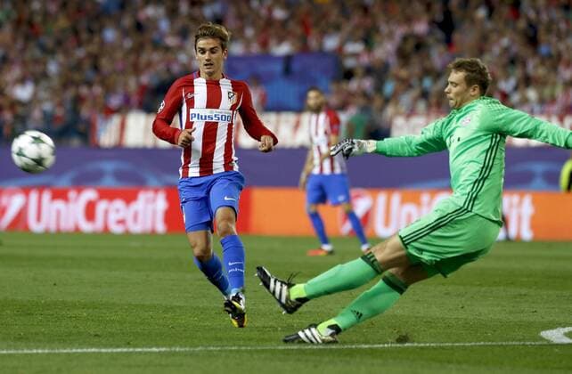 Bayern s German goalkeeper Manuel Neuer (R) clears the ball before Atletico s French striker Antonie Griezmann during the UEFA Champions League second journey match between Atletico de Madrid and Bayern Munich, at Vicente Calderon stadium in Madrid, Madrid s Community, Spain, 28 September 2016. ATLETICO MADRID VS. BAYERN MUNICH !ACHTUNG: NUR REDAKTIONELLE NUTZUNG!  MAD003 20160928-636106938940906562