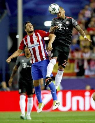 Bayern s Chilean midfielder Arturo Vidal (R) fights for the ball with Atletico s midfielder Koke Resurreccion during the UEFA Champions League second journey match between Atletico de Madrid and Bayern Munich, at Vicente Calderon stadium in Madrid, Madrid s Community, Spain, 28 September 2016. ATLETICO MADRID VS. BAYERN MUNICH !ACHTUNG: NUR REDAKTIONELLE NUTZUNG!  MAD003 20160928-636106940279784382